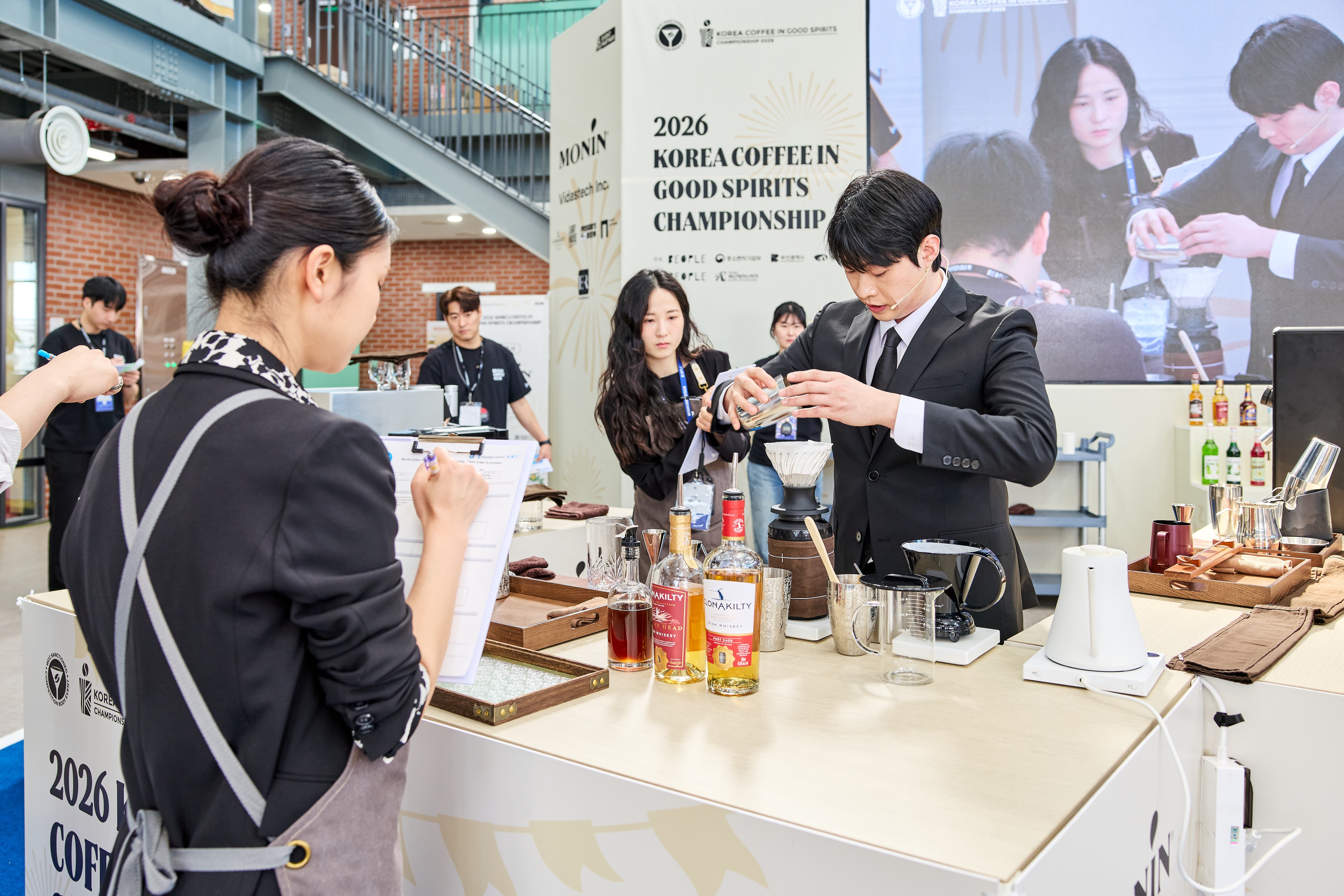 코리아커피굿스피릿 챔피언십에서 신현강 바리스타가 경기를 펼치고 있다. 